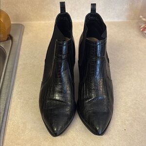 Bella Vita Black Croc-Embossed Ankle Boots 9.5W